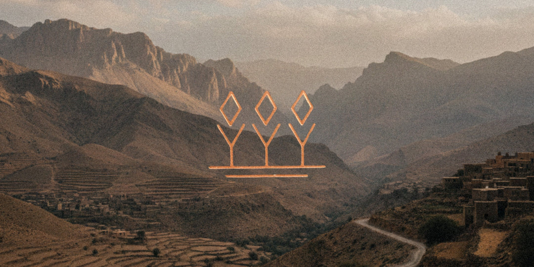 Vallée de montagne en terrasses et symbole amazigh, collection Ajdir thé noir aux épices