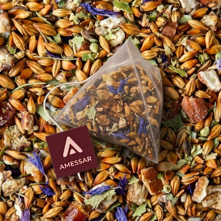 Infusette pyramidale AGHRUM posée sur le mélange d'orge torréfié, datte et fleurs séchées